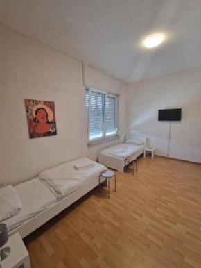 1 OG links Penzini Monteurzimmer Apartment C Karlsruhe Durlach für 6 Personen